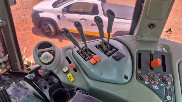 LOTE 029 - TRATOR AGRÍCOLA VALTRA ANO 2000