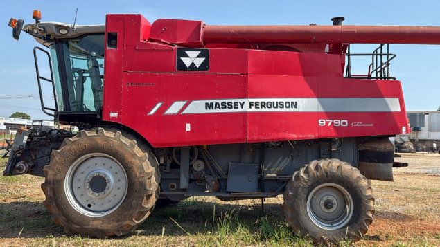 LOTE 027 - COLHEITADEIRA MASSEY FERGUSSON 9790 ANO 2013