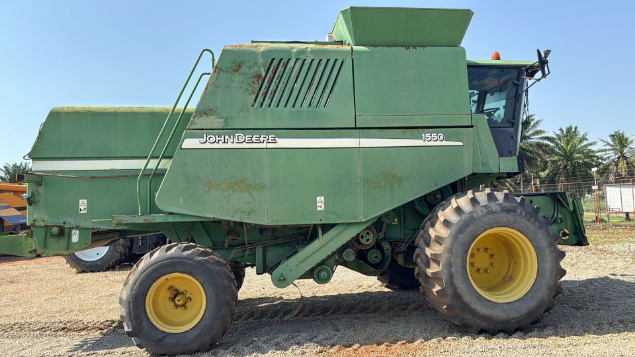 LOTE 028 - COLHETADEIRA JOHN DEERE MODELO 1550 ANO 2004