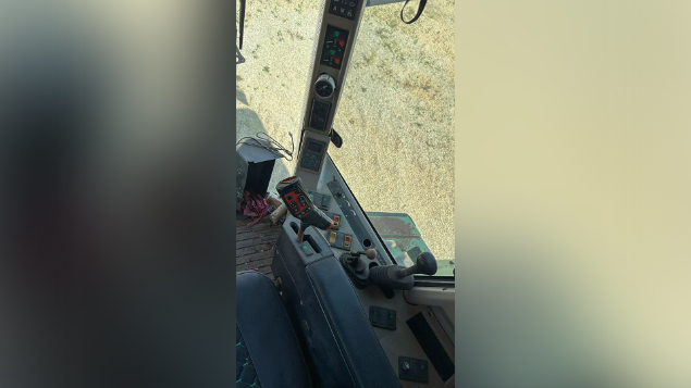 LOTE 028 - COLHETADEIRA JOHN DEERE MODELO 1550 ANO 2004