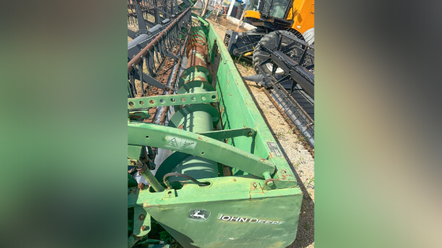 LOTE 028 - COLHETADEIRA JOHN DEERE MODELO 1550 ANO 2004