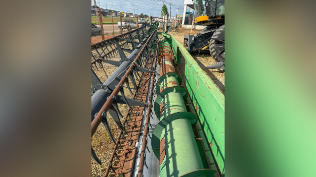 LOTE 028 - COLHETADEIRA JOHN DEERE MODELO 1550 ANO 2004