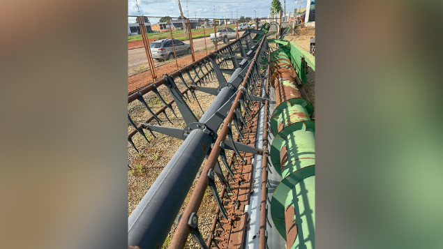 LOTE 028 - COLHETADEIRA JOHN DEERE MODELO 1550 ANO 2004