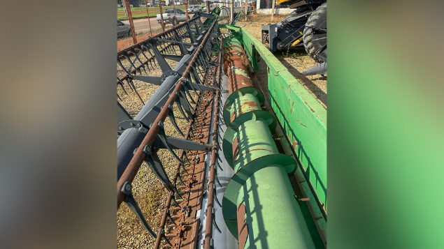 LOTE 028 - COLHETADEIRA JOHN DEERE MODELO 1550 ANO 2004