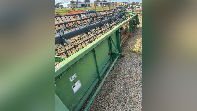 LOTE 028 - COLHETADEIRA JOHN DEERE MODELO 1550 ANO 2004