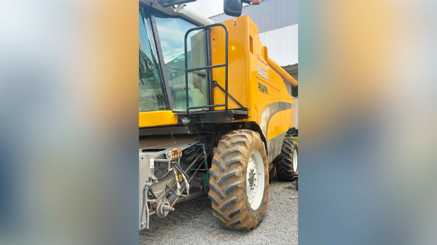 LOTE 039 - COLHEITADEIRA VALTRA BC7500 ANO 2012