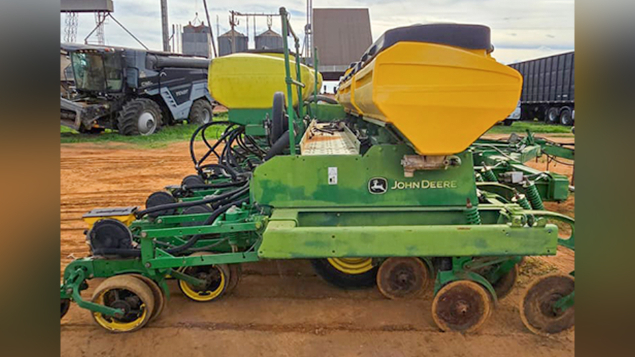LOTE 008 - PLANTADEIRA JOHN DEERE 2100 20 LINHAS ANO 2014