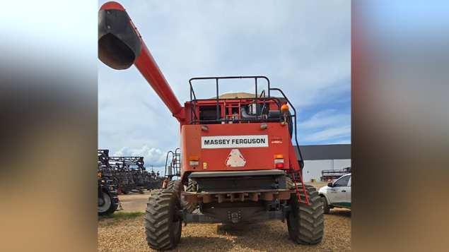 LOTE 020 - COLHEITADEIRA MASSEY FERGUSON ANO 2008