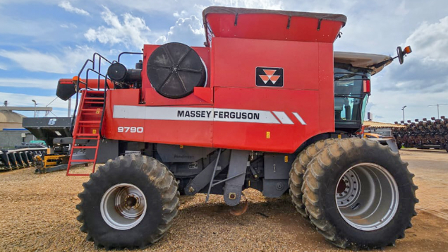 LOTE 020 - COLHEITADEIRA MASSEY FERGUSON ANO 2008