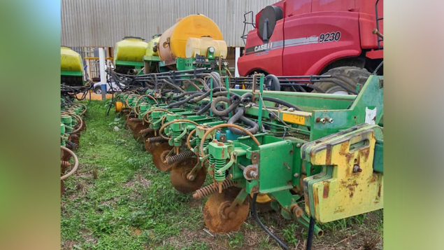 LOTE 038 - PLANTADEIRA JOHN DEERE DB 74 45 LINHAS ANO 2013