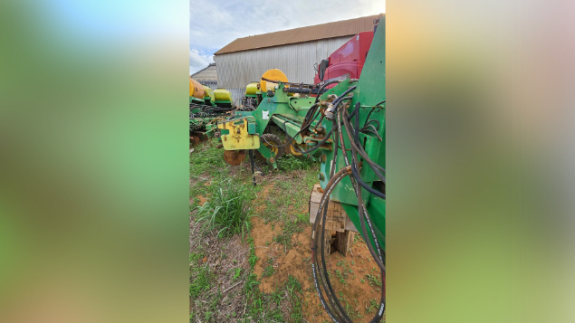 LOTE 038 - PLANTADEIRA JOHN DEERE DB 74 45 LINHAS ANO 2013