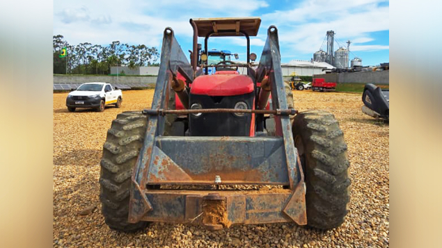 LOTE 010 - TRATOR AGRICOLA MF4299 ANO 2013