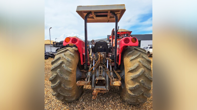 LOTE 010 - TRATOR AGRICOLA MF4299 ANO 2013