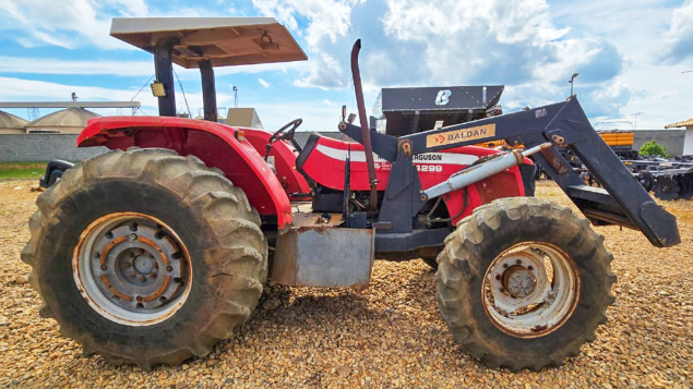 LOTE 010 - TRATOR AGRICOLA MF4299 ANO 2013