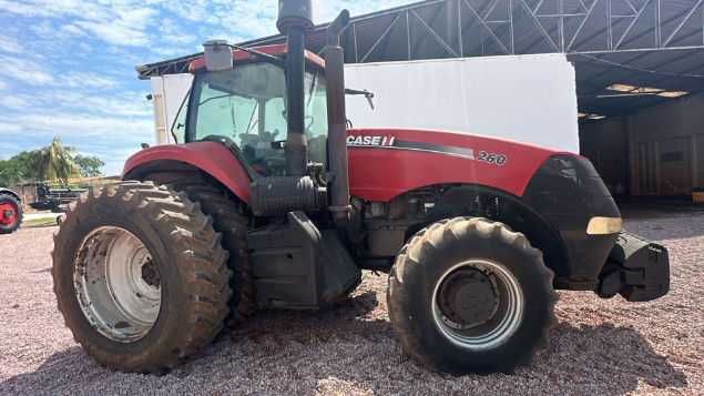 LOTE 032 - TRATOR MAGNUN CASE 260 ANO 2012