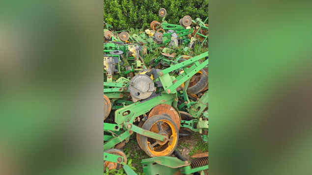 LOTE 041 - PLANTADEIRA JOHN DEERE DB 74 45 LINHAS ANO 2013