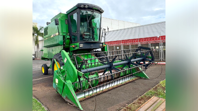 LOTE 01 - COLHEITADEIRA 1165 E PLATAFORMA JOHN DEERE 314C ANO 1998