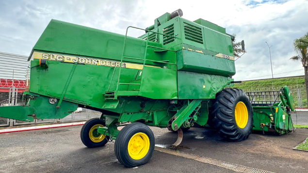 LOTE 01 - COLHEITADEIRA 1165 E PLATAFORMA JOHN DEERE 314C ANO 1998