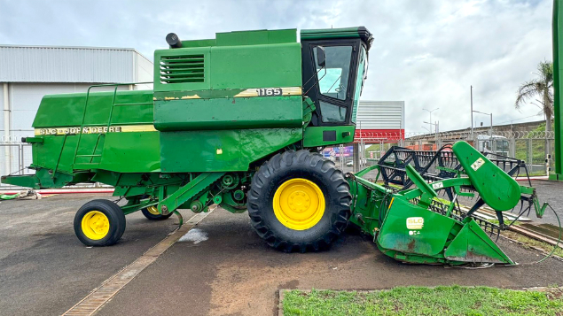 LOTE 01 - COLHEITADEIRA 1165 E PLATAFORMA JOHN DEERE 314C ANO 1998