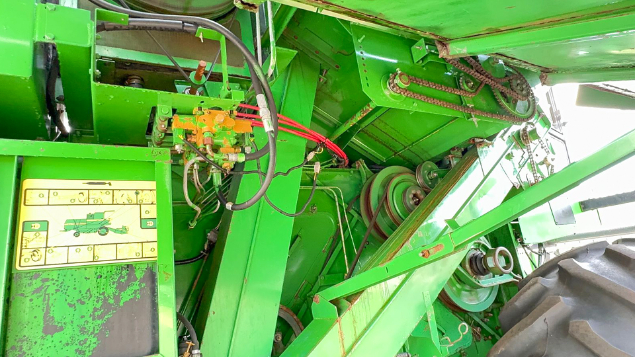 LOTE 01 - COLHEITADEIRA 1165 E PLATAFORMA JOHN DEERE 314C ANO 1998