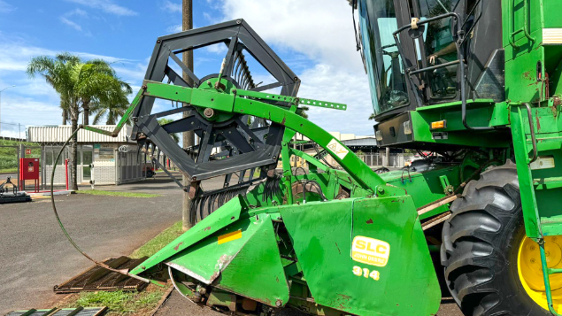 LOTE 01 - COLHEITADEIRA 1165 E PLATAFORMA JOHN DEERE 314C ANO 1998