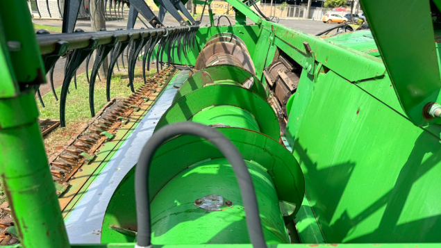 LOTE 01 - COLHEITADEIRA 1165 E PLATAFORMA JOHN DEERE 314C ANO 1998