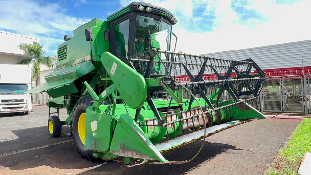 LOTE 01 - COLHEITADEIRA 1165 E PLATAFORMA JOHN DEERE 314C ANO 1998