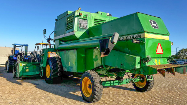 LOTE 02 - COLHEITADEIRA HYDRO 1175 E PLATAFORMA JOHN DEERE 316 ANO 2001