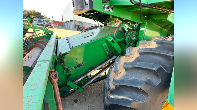 LOTE 02 - COLHEITADEIRA HYDRO 1175 E PLATAFORMA JOHN DEERE 316 ANO 2001