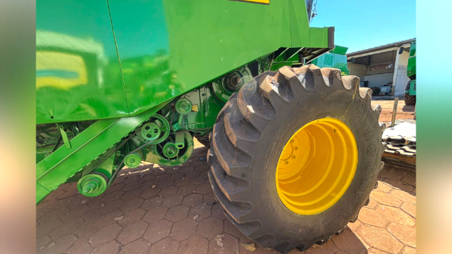 LOTE 03 - COLHEITADEIRA 1550 E PLATAFORMA 23 PÉS 620F JOHN DEERE ANO 2003