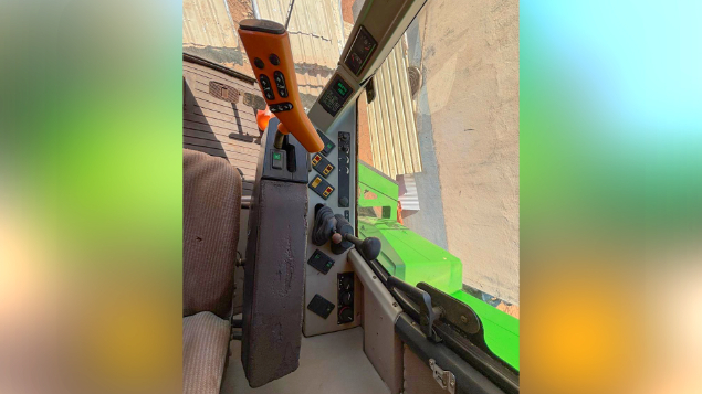 LOTE 03 - COLHEITADEIRA 1550 E PLATAFORMA 23 PÉS 620F JOHN DEERE ANO 2003