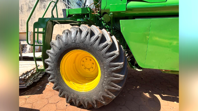 LOTE 03 - COLHEITADEIRA 1550 E PLATAFORMA 23 PÉS 620F JOHN DEERE ANO 2003