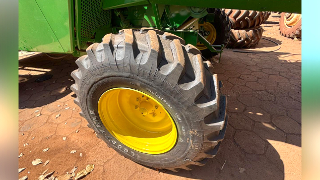LOTE 03 - COLHEITADEIRA 1550 E PLATAFORMA 23 PÉS 620F JOHN DEERE ANO 2003