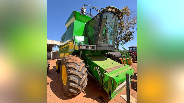 LOTE 03 - COLHEITADEIRA 1550 E PLATAFORMA 23 PÉS 620F JOHN DEERE ANO 2003