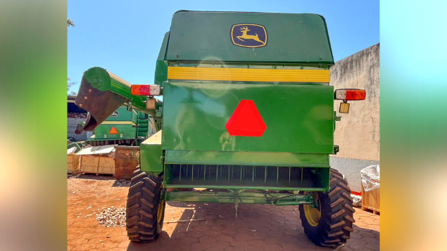 LOTE 03 - COLHEITADEIRA 1550 E PLATAFORMA 23 PÉS 620F JOHN DEERE ANO 2003