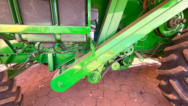 LOTE 03 - COLHEITADEIRA 1550 E PLATAFORMA 23 PÉS 620F JOHN DEERE ANO 2003