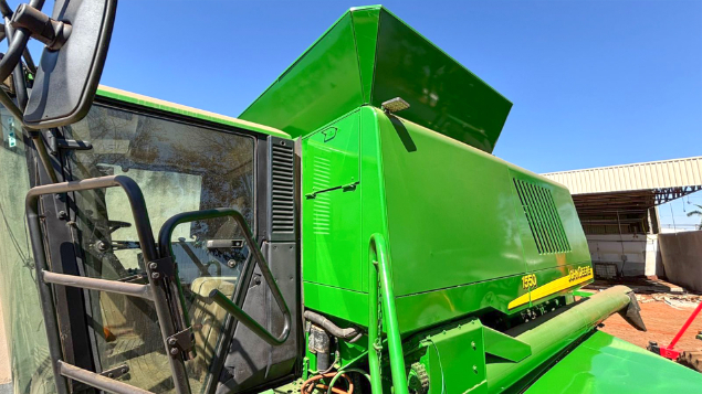 LOTE 03 - COLHEITADEIRA 1550 E PLATAFORMA 23 PÉS 620F JOHN DEERE ANO 2003