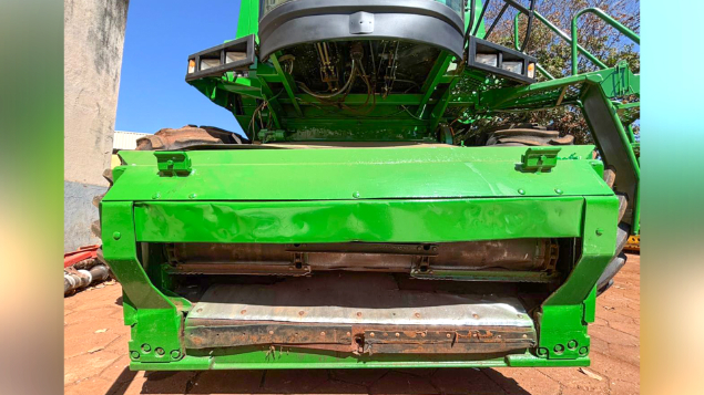 LOTE 03 - COLHEITADEIRA 1550 E PLATAFORMA 23 PÉS 620F JOHN DEERE ANO 2003