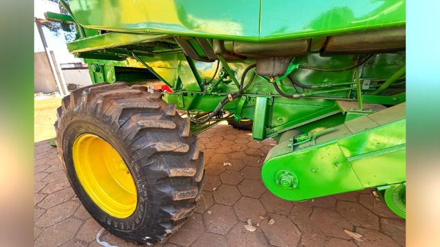 LOTE 03 - COLHEITADEIRA 1550 E PLATAFORMA 23 PÉS 620F JOHN DEERE ANO 2003