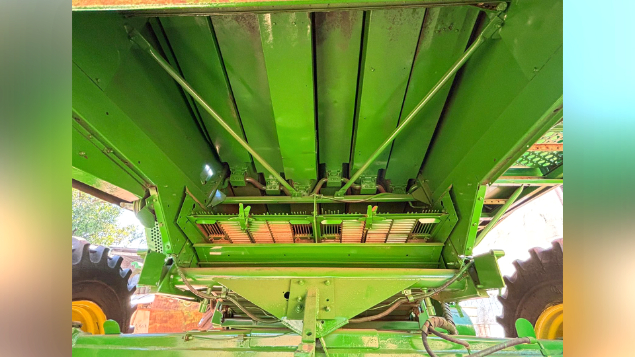 LOTE 03 - COLHEITADEIRA 1550 E PLATAFORMA 23 PÉS 620F JOHN DEERE ANO 2003