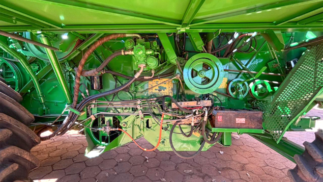 LOTE 03 - COLHEITADEIRA 1550 E PLATAFORMA 23 PÉS 620F JOHN DEERE ANO 2003