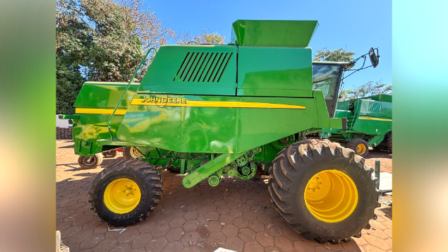 LOTE 03 - COLHEITADEIRA 1550 E PLATAFORMA 23 PÉS 620F JOHN DEERE ANO 2003