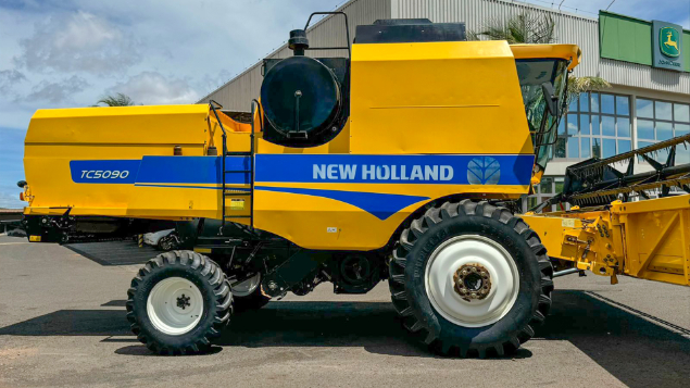 LOTE 05 - COLHEITADEIRA TC5090 E PLATAFORMA 25 PÉS NEW HOLLAND ANO 2017/2016