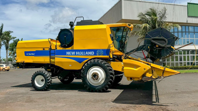 LOTE 05 - COLHEITADEIRA TC5090 E PLATAFORMA 25 PÉS NEW HOLLAND ANO 2017/2016