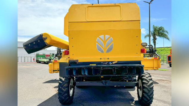 LOTE 05 - COLHEITADEIRA TC5090 E PLATAFORMA 25 PÉS NEW HOLLAND ANO 2017/2016