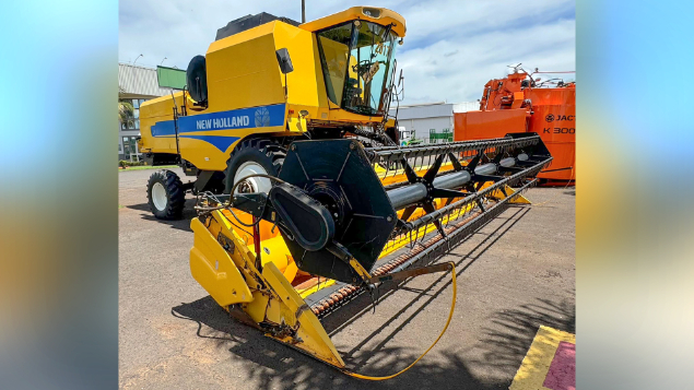 LOTE 05 - COLHEITADEIRA TC5090 E PLATAFORMA 25 PÉS NEW HOLLAND ANO 2017/2016