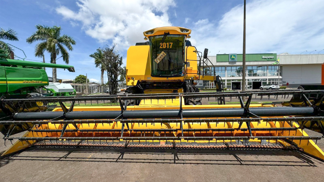 LOTE 05 - COLHEITADEIRA TC5090 E PLATAFORMA 25 PÉS NEW HOLLAND ANO 2017/2016