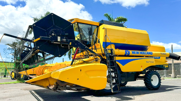 LOTE 05 - COLHEITADEIRA TC5090 E PLATAFORMA 25 PÉS NEW HOLLAND ANO 2017/2016