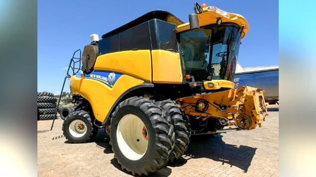 LOTE 06 - COLHEITADEIRA CR6080 E PLATAFORMA 30 PÉS NEW HOLLAND ANO 2014