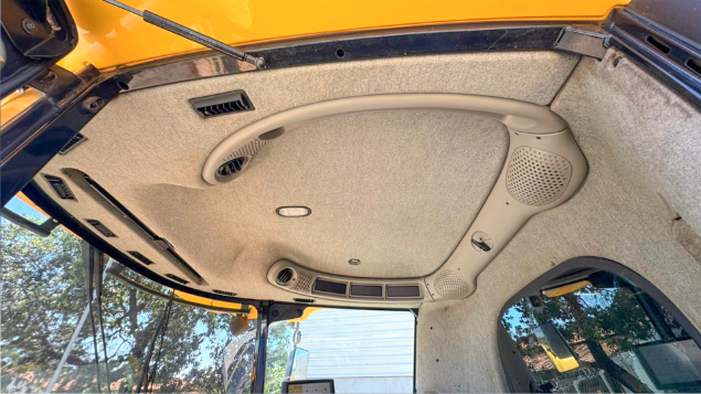 LOTE 06 - COLHEITADEIRA CR6080 E PLATAFORMA 30 PÉS NEW HOLLAND ANO 2014